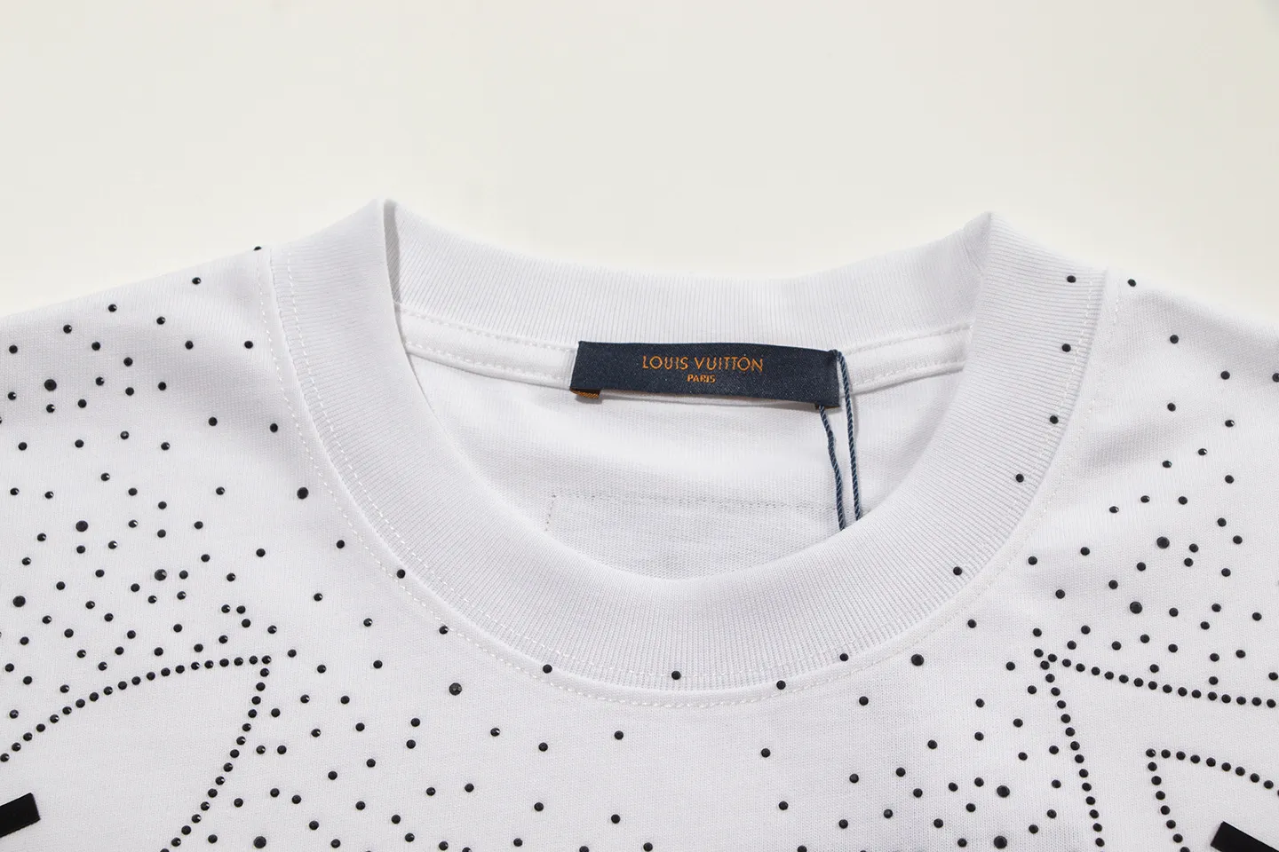 🅿️180 louis vuitto*2026 latest short-sleeved T-shirt (hot diamond) Material: Made of high version 300g double yarn combed cotton Size: S M L XL Color: black white Style number: W2652